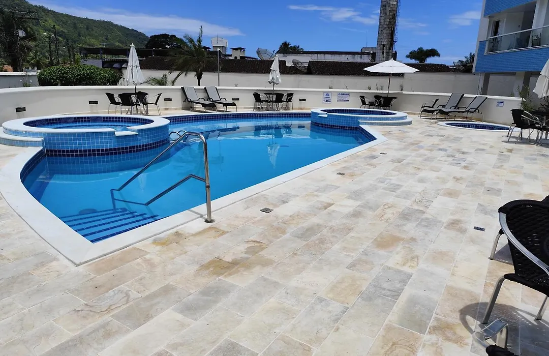 Apto com ar-cond e piscina a 100 m praia da Enseada-1